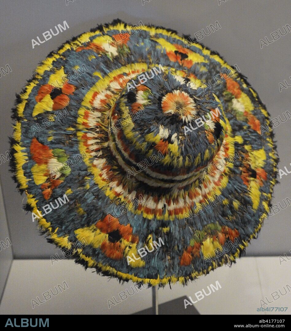 Sombrero. Hallado en la Expedición Botánica dirigida por Hipólito Ruiz, integrada por José Pavón y Joseph Dmbey al Virreinato del Perú (1777-1788). Cultura Cholón. Amazonas. Río Huallaga. Perú. Último tercio del siglo XVIII. Pluma, fibra vegetal y resina. Museo de Améria. Madrid. España.