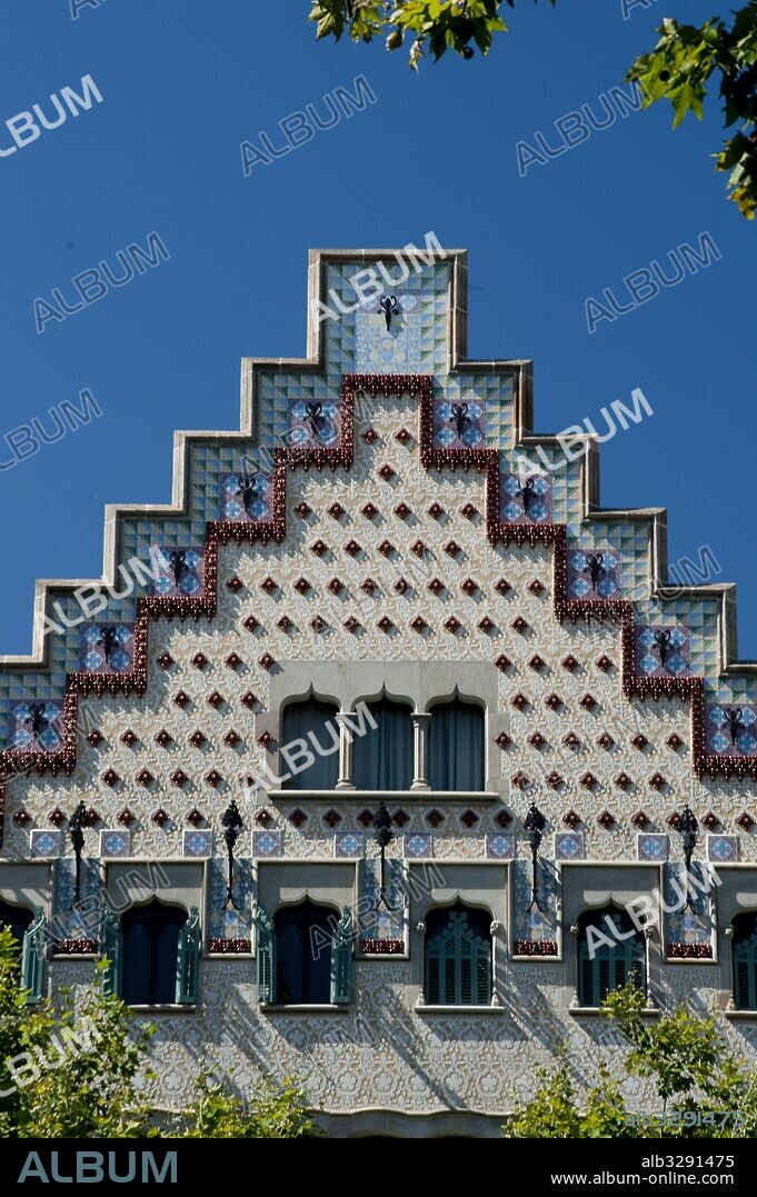 JOSEP PUIG I CADAFALCH. Casa Amatller, 1898-1900.  Frontón o remate escalonado característico del estilo gótico flamenco. Esgrafiado en estuco obra de Joan Paradís. Cerámica y hierro forjado. Modernismo. Barcelona.