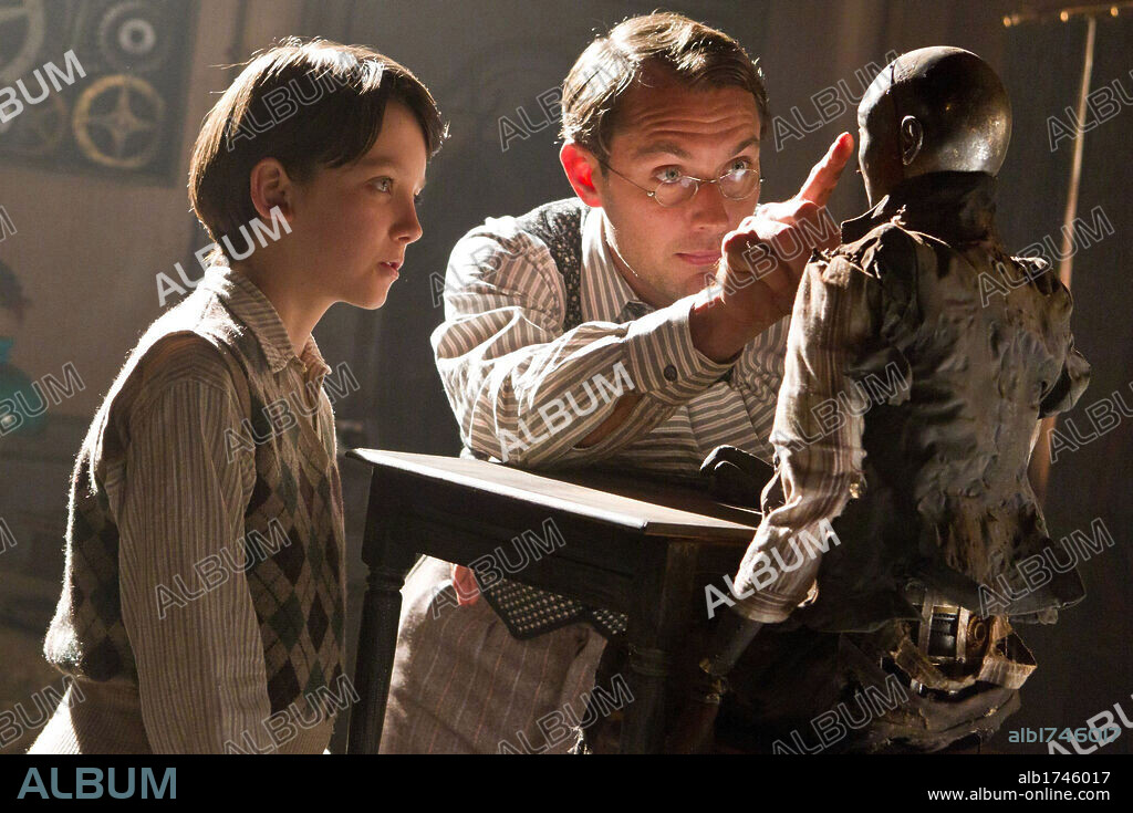 ASA BUTTERFIELD and JUDE LAW in HUGO, 2011, directed by MARTIN SCORSESE. Copyright GK FILMS.