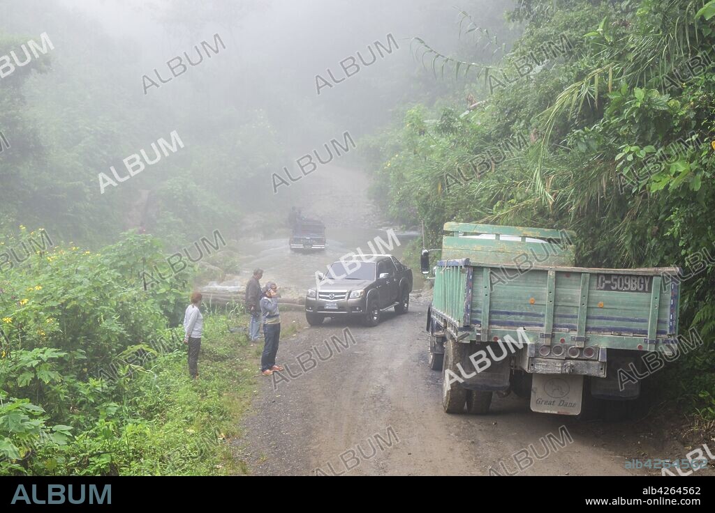 cruzando un afluente del rio Negro, camino de Lancetillo, Zona Reina, Quiché, República de Guatemala, América Central.