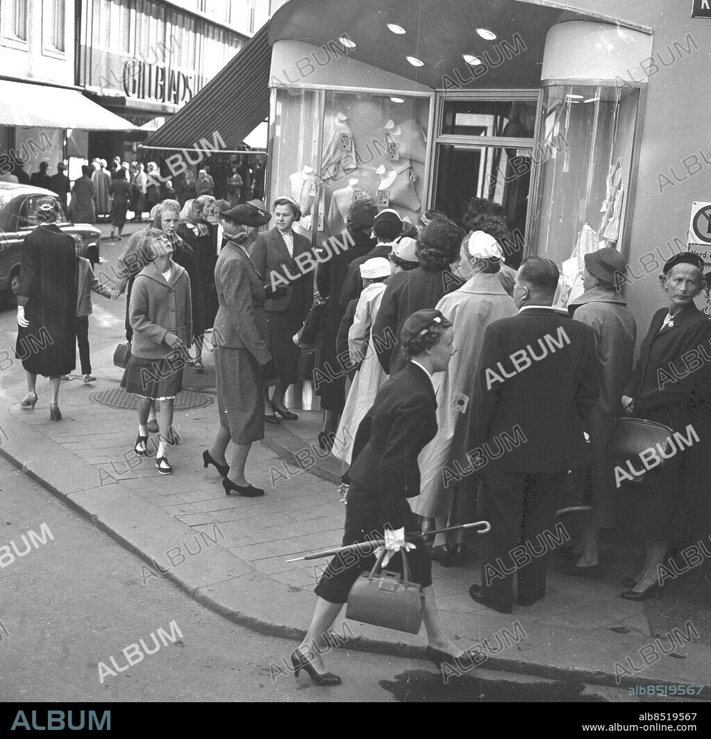 Göteborg - 1957-06-24 - Realisation på Gillblads och andra butiker på Kungsgatan *** Local Caption *** . KAMERAREPORTAGE.