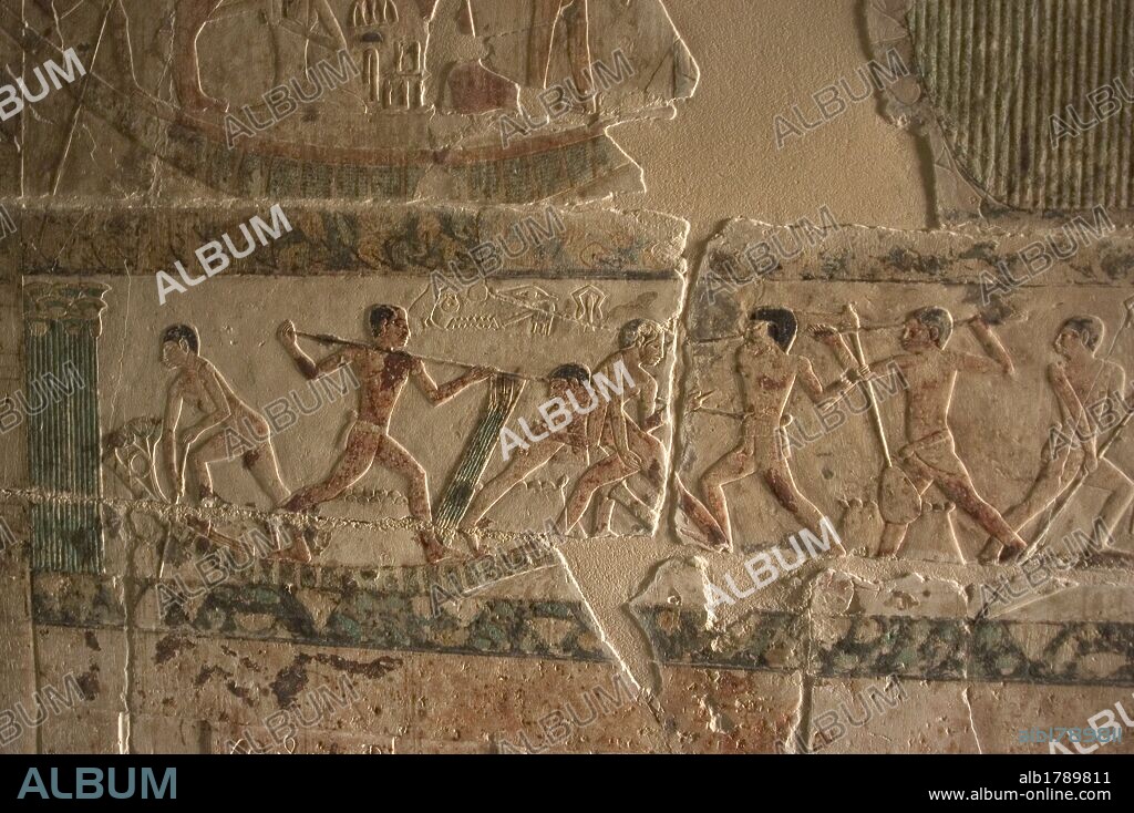 ARTE EGIPCIO. EGIPTO. TUMBA DE NEFER Y KA-HAY. Perteneciente a la V Dinastía. Fué construida por Nefer para su familia. De una única sala, y con un total de nueve tumbas. Relieve policromado con escena de lucha. IMPERIO ANTIGUO. NECROPOLIS DE SAKKARA. Egipto.