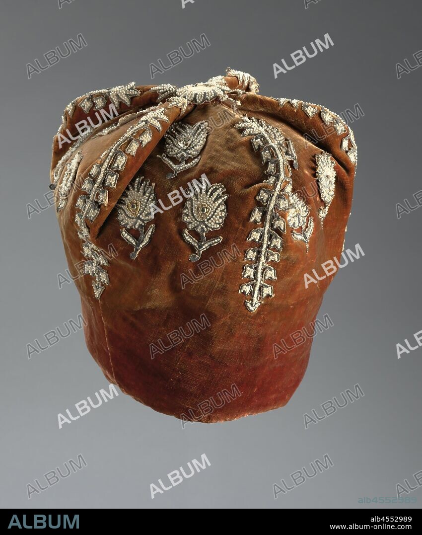 Cap of Spanish duke crown, gift from Charles II to M.A. de Ruyter, Cap serving to fill the disappeared duke's crown honored by M. de Ruyter by the king of Spain. Printed canoptic in shape and made of orange / brown velvet, set with figuration of flowers and leaves, consisting of pearls and green stones. Folded into five compartments, each with three flowers. Coarse linen interior. Michiel Adriaansz. de Ruyter, Charles II (king of Spain), anonymous, Netherlands, c. 1675, velvet (fabric weave), linen (material), pearl, gold (metal), emerald (mineral), striking (metalworking), w 34.5 cm × h 30 cm × d 29.5 cm h 23, d 17, d 25.5.