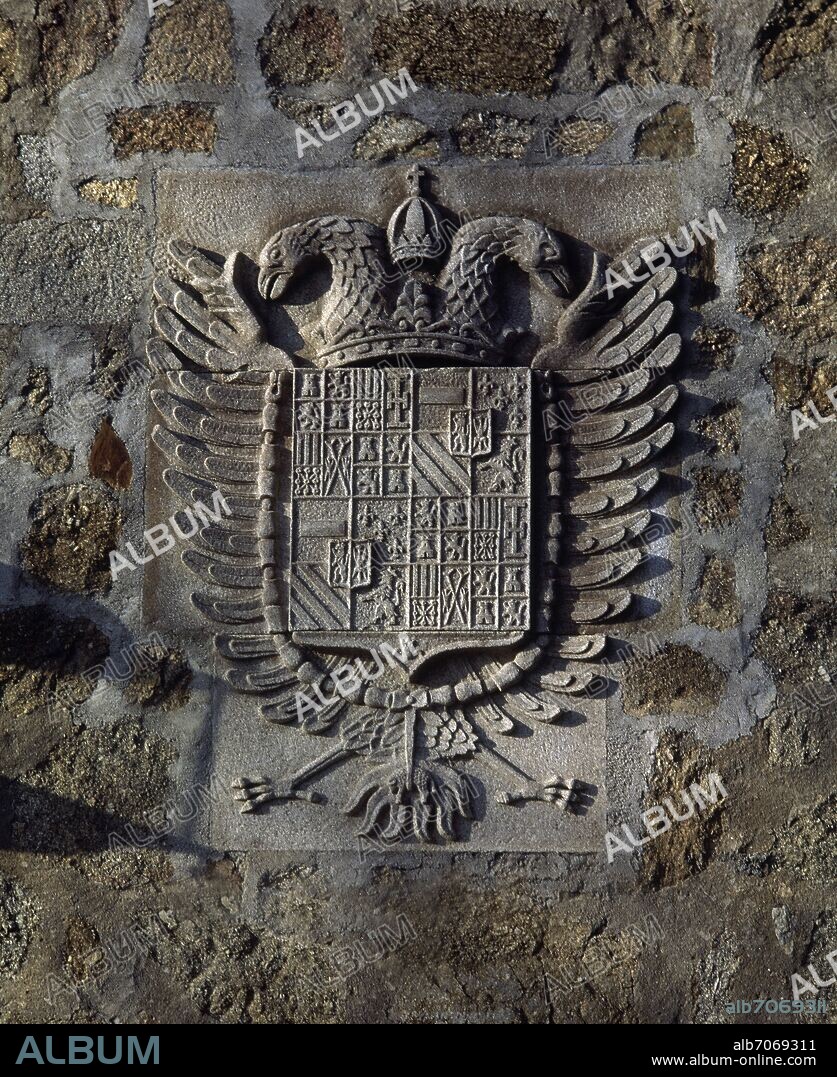 ESCUDO DE CARLOS V EN LA FACHADA DEL CASTILLO DE LOS CONDES DE OROPESA CONVERTIDO EN PARADOR NACIONAL - SIGLO XV.