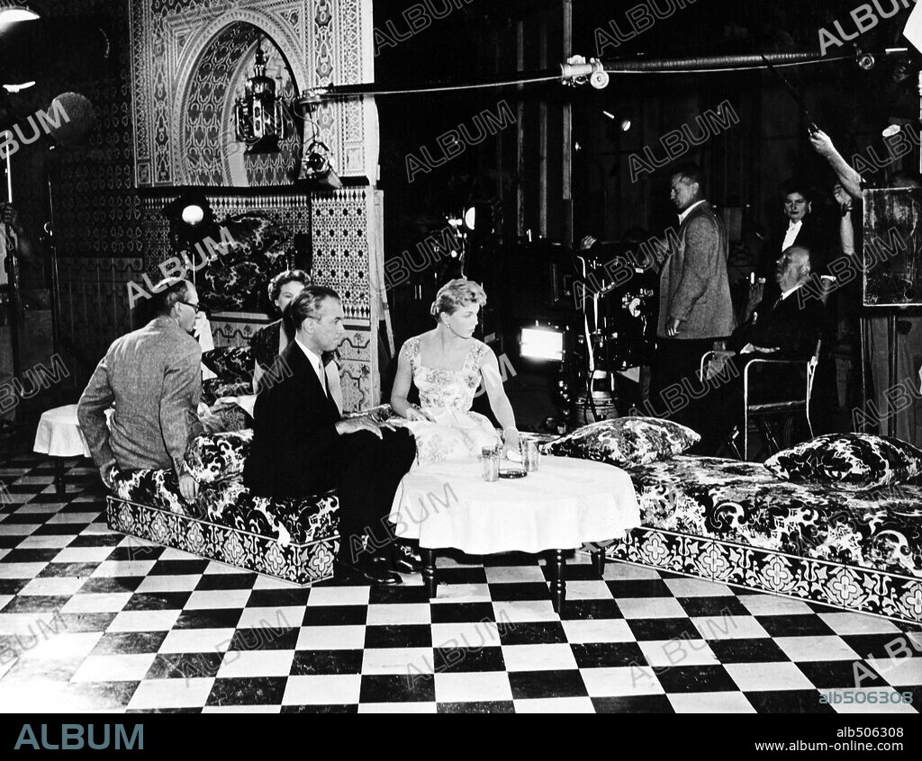 ALFRED HITCHCOCK, DORIS DAY y JAMES STEWART en EL HOMBRE QUE SABÍA DEMASIADO, 1956 (THE MAN WHO KNEW TOO MUCH), dirigida por ALFRED HITCHCOCK. Copyright PARAMOUNT PICTURES.