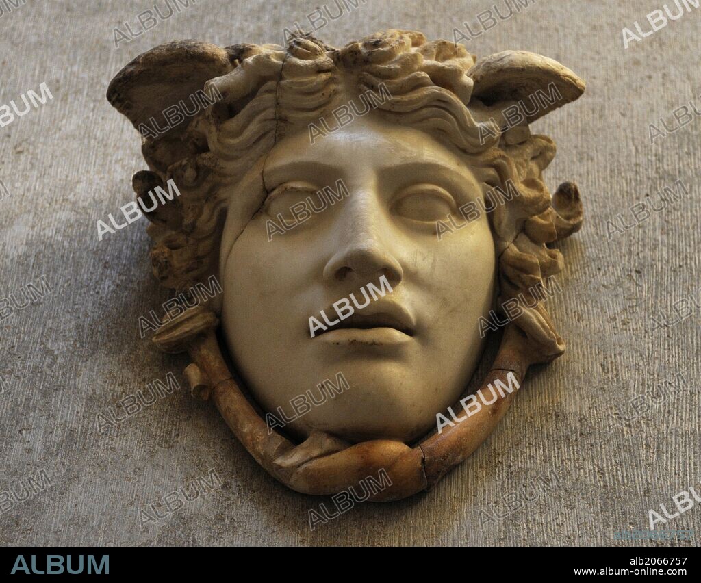 ARTE GRIEGO. Medusa Rondanini. Gorgona, cuya mirada convertía a cualquier persona en piedra. Representa el rostro de una bella mujer con alas atadas en la cabeza y serpientes debajo la barbilla. Modelo romano inspirado en la estatua de culto del Partenón de Atenas, creada por un escultor del siglo V a. C. Glyptothek. Munich. Alemania. Europa.