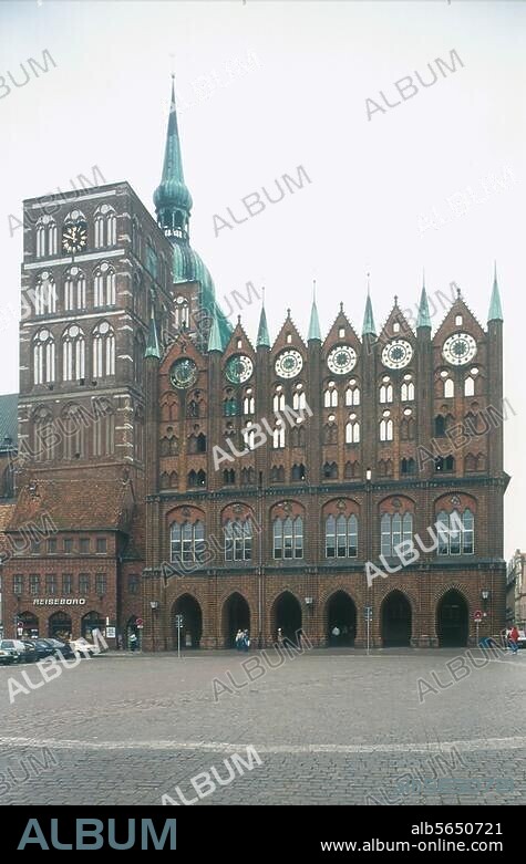 Stralsund, Rathaus am Alten Markt. (gotischer Backsteinbau, 13. Jh.; Fassade 15. Jh.). Außenansicht mit Turm der Nikolaikirche.