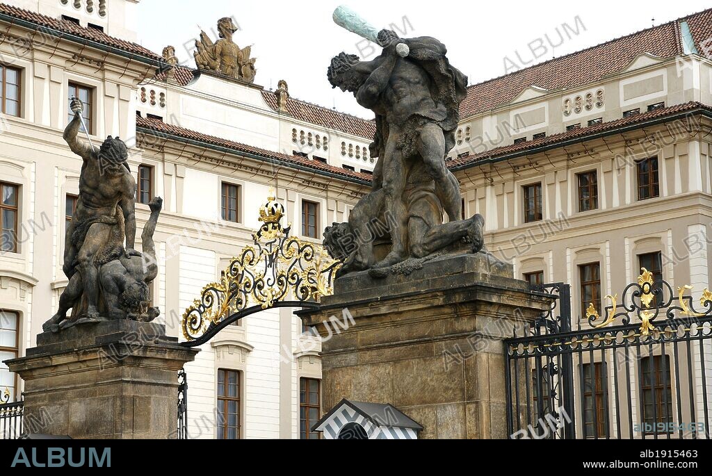 REPUBLICA CHECA. PRAGA (PRAHA). CASTILLO (HRADCANY). Portal con grupo escultórico con la representación de Batalla de Titanes, realizadas por Ferdinand Platzer. Plaza Hradcanske Mamestí. Centro Europa.