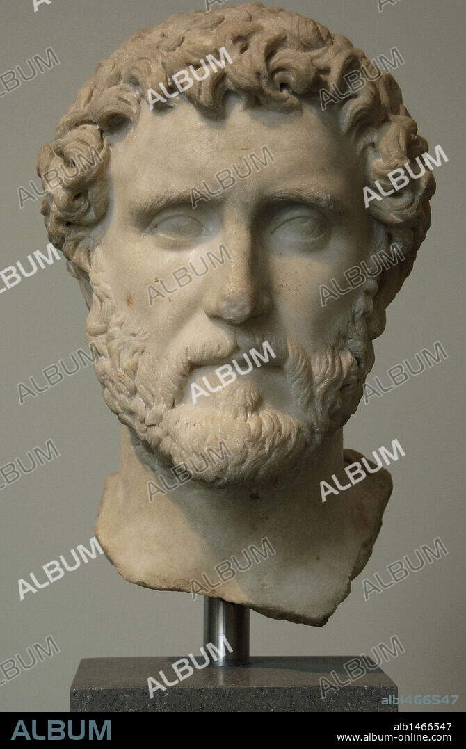 ANTONINO PIO (Tito Fulvio Boyonio Arrio Aurelio Antonino Pio) (86-161). Emperador romano (138-161) de familia aristócrata gala. Adoptado por Adriano. S. II. Cabeza fechada entre los años 138 y 161 (época Antonina). Mármol. Museo Metropolitano de Arte. Nueva York. Estados Unidos.