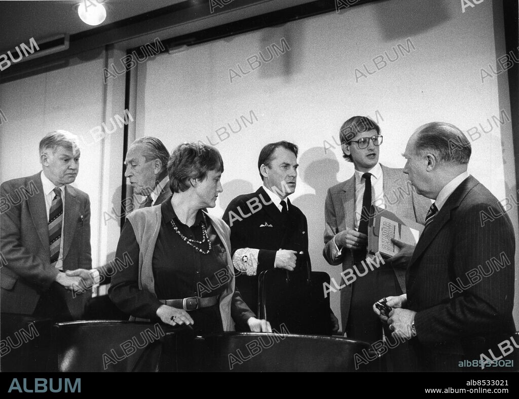 STOCKHOLM 19830426. Ubåtskommissionen vid en presskonfrens angående de misstänkta ubåtskränkningar från främmande makt som skett den senaste tiden i de svenska farvattnen bl.a. i Hårsfjärden. Fr.v. Olle Svensson, riksdagsledamot (S), Sven Andersson fd utrikesminister, (S), Maj-Lis Lööv riksdagsledamöt (S), Bror Stefenson amiral och försvarsstabschef (KD) och Carl Bildt riksdagesledamot (M) och Lars Eliasson riksdagsledamot (C).. Foto: Lennart Nygren/SVD / SCANPIX / Kod: 11014.