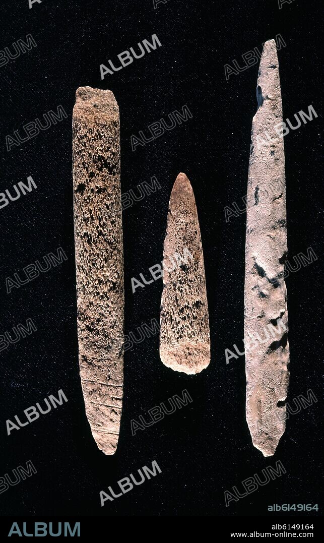 AZAGAYAS Y FRAGMENTOS DE LA CUEVA DE SOFOXO - PALEOLITICO SUPERIOR.