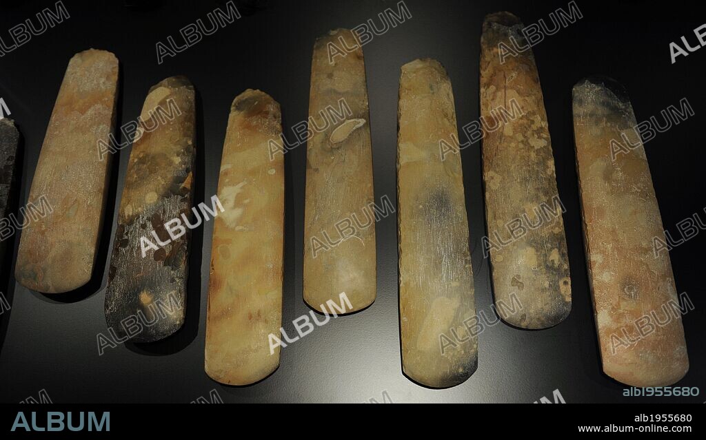 ARTE PREHISTORIA. EUROPA. 10 HACHAS PULIMENTADAS. Procedentes de la Península de Jutlandia y la Isla de Selandia. 3700-3500 a. C. Neolítico. Museo Nacional. Copenhague. Dinamarca.