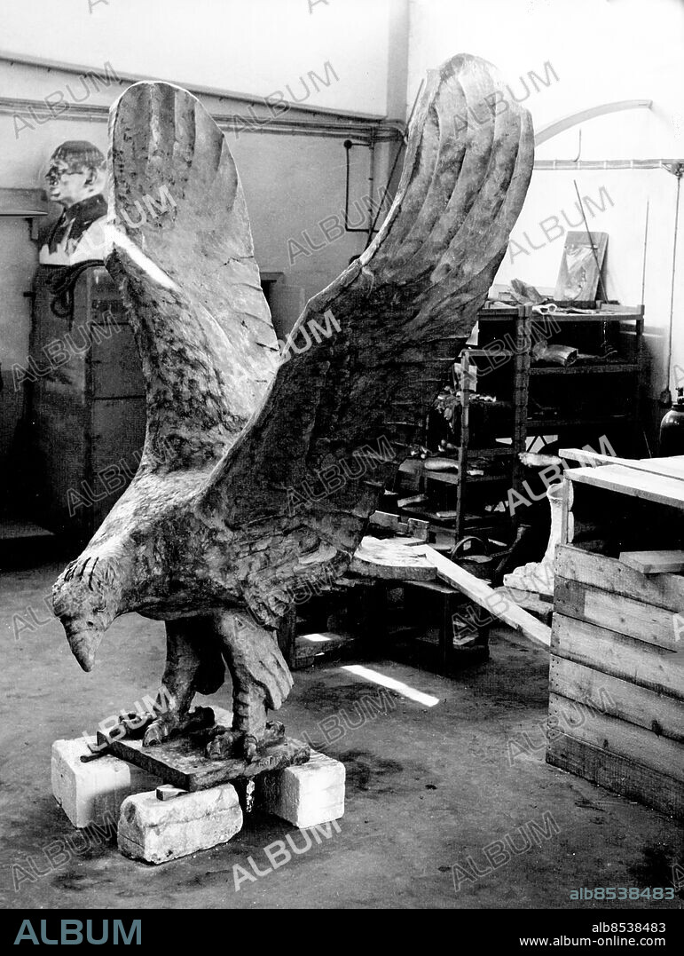 Stockholm 1953-06-16. Stamfrändemonumentet. Skulpturen, en bronsörn, till Rottneros är nu klar i hovkonstgjutare Bergmans gjuteri i Enskede. Foto: SvD / TT / kod 12014.