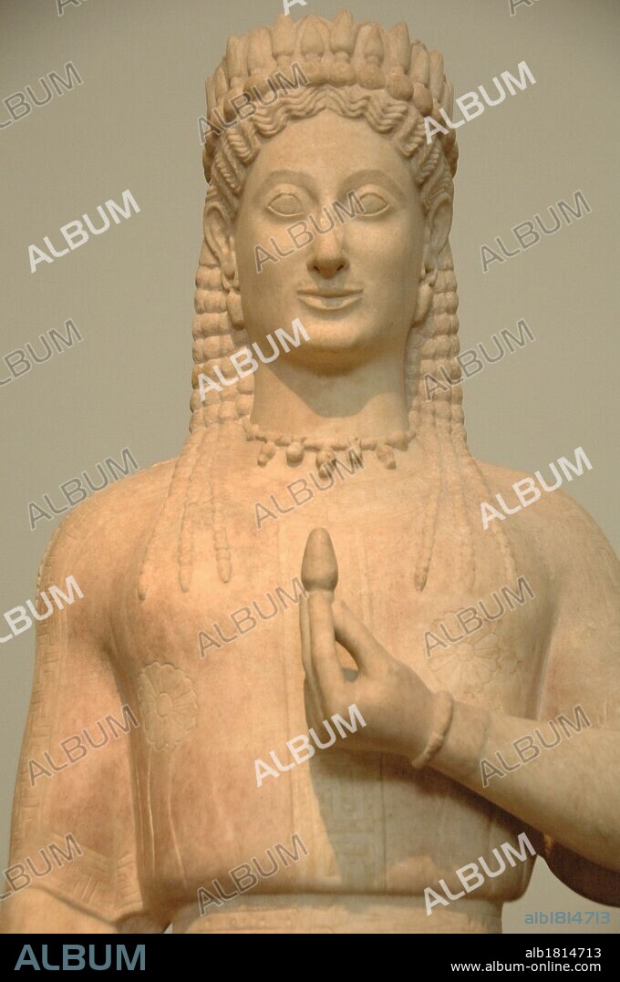 ARTE GRIEGO. PERIODO ARCAICO. GRECIA. Estatua de KORE realizada en mármol pario por el escultor ARISTION de PAROS entre los años 550-540 a. C. Coronaba la tumba de PHRASIKLEIA. Fue hallada en Merenda (Atica). Detalle. Museo Arqueológico Nacional. ATENAS.