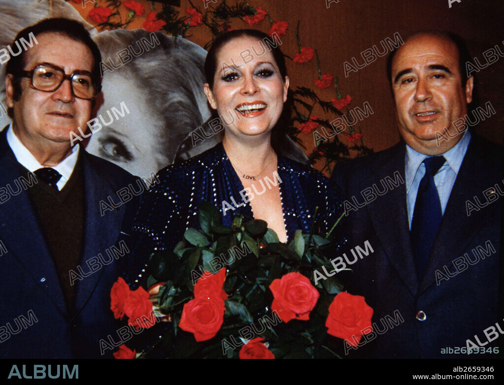LEON , RAFAEL DE   ESCRITOR ESPAÑOL.  FOTOGRAFIADO JUNTO A CONCHA MARQUEZ PIQUER Y EL MAESTRO SOLANO.