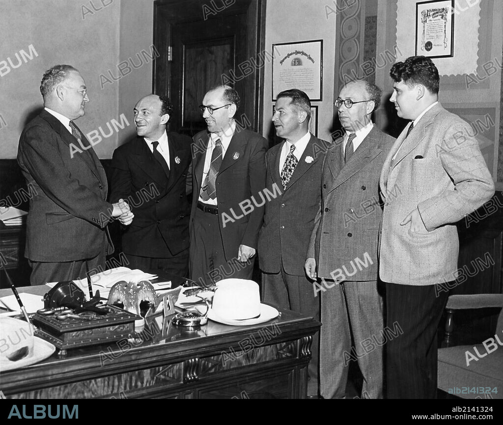 Mayor fletcher bowron of los angeles (left) meeting with professor solomon mikhoels and lt, colonel itzik feffer, officers of the jewish anti-fascist committee, during their fund-raising trip to the united states in 1943, next to them are (l to r) judge isaac pacht, head of the la reception committee, attorney chaim shapiro, and v, v, pastoyev, soviet consul of los angeles.