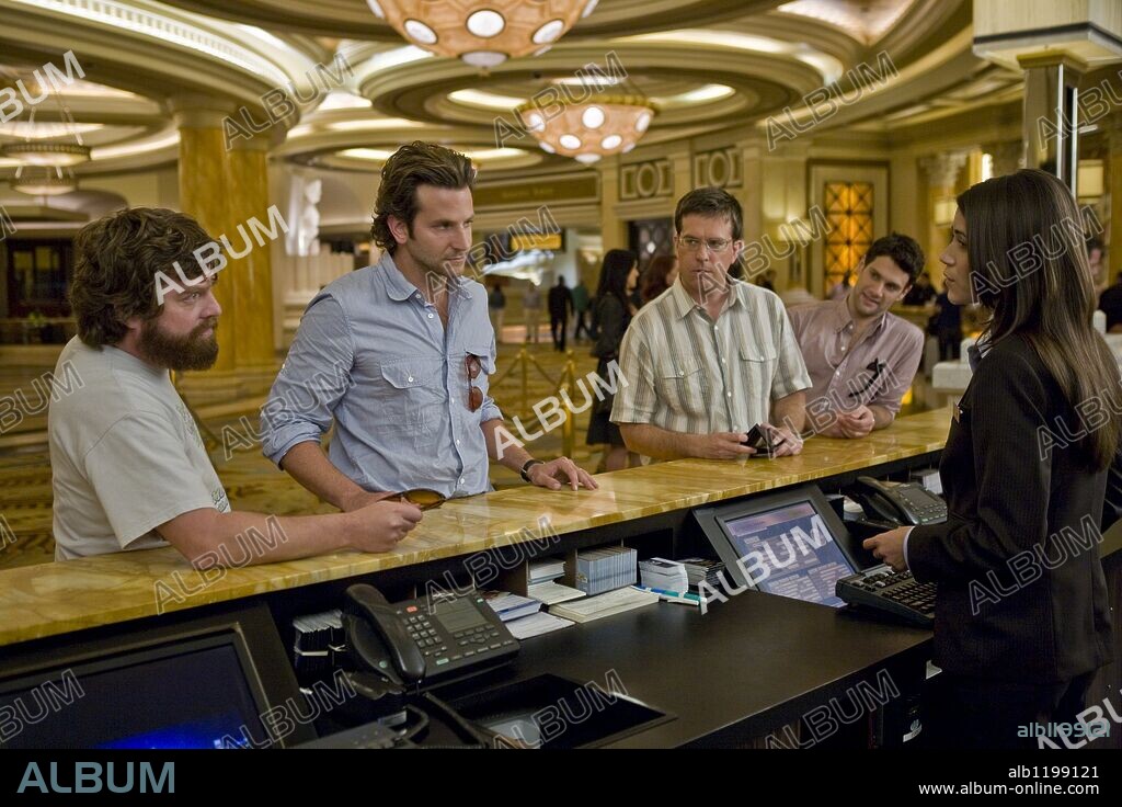 BRADLEY COOPER, ED HELMS, JUSTIN BARTHA y ZACH GALIFIANAKIS en RESACON EN LAS VEGAS, 2009 (THE HANGOVER), dirigida por TODD PHILLIPS. Copyright WARNER BROS. PICTURES/LEGENDARY PICTURES/GREEN HAT FILMS.