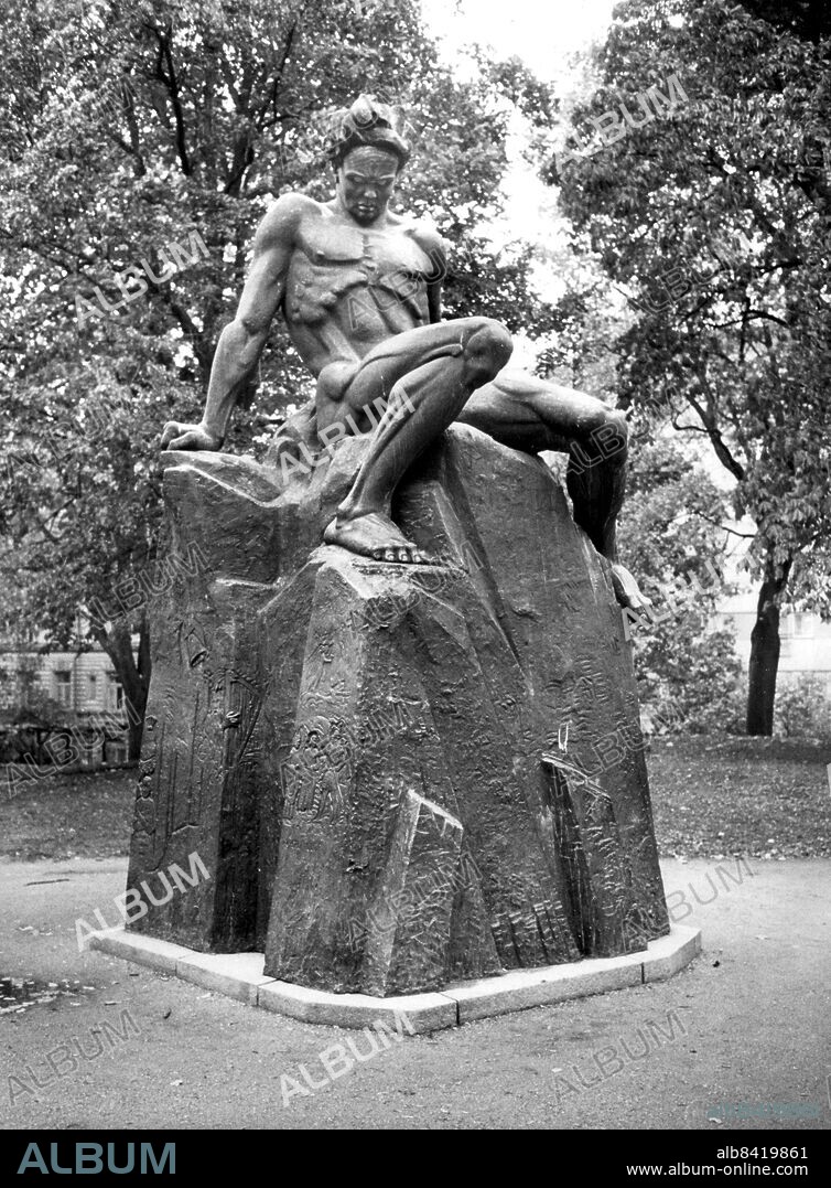 Stockholm 1983-10-17 . Författaren August Strindberg som staty i Tegnérlunden i Stockholm. Skulptör är Carl Eldh. Foto: Rolf Höjer / SvD / TT / kod 40050.