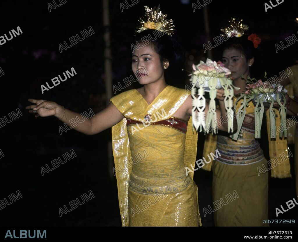 ESPECTACULO-MUJERES REPRESENTAN DANZA TIPICA BALINESA.