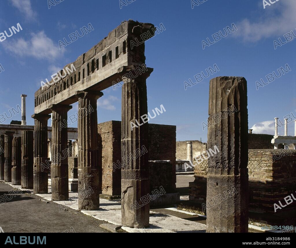 POMPEYA. Ciudad romana situada a los pies del Vesubio, destruida en el año 79 d. C. por la erupción del volcán. Vista del pórtico del FORO SAMNITICO, realizado en toba. (Area del FORO). La Campania. Italia.