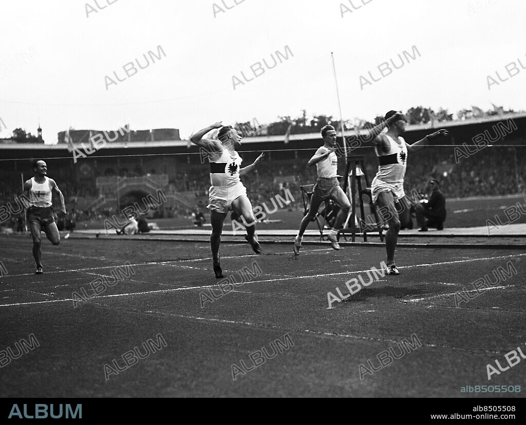 ARKIV 1934 . I den klassiska friidrottslandskampen mellan Sverige och Tyskland som Sverige vann med 2/3:s poäng segrade Tyskland dubbelt på 100 meter genom Erich Borchmeyer och Gerd Hornberger. Trea var Lennart Strandberg och fyra C. Hallberg.. Foto: TT / Kod 1900.