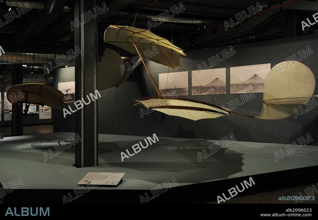 HISTORIA DE LA AVIACION. S. XIX. Otto Lilienthal (1848-1896). Ingeniero industrial y aeronáutico alemán. Pioniero en el estudio del vuelo. Réplica del Pequeño Biplano de 1895. Deutsches Technikmuseum. Berlin. Alemania.