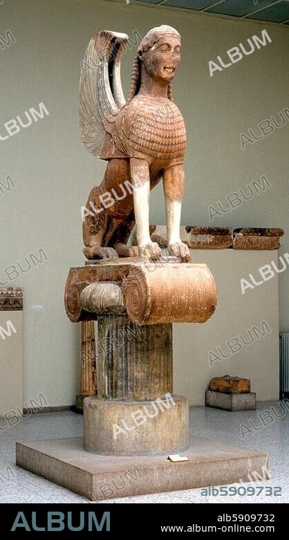 Griechische Plastik, archaisch, 570 v. Chr. Sphinx der Naxier. Weihgeschenk der Naxier in Delphi. Marmor, Höhe 222 cm. Fundort: Delphi, südlich des Apollontempels. Delphi, Museum.