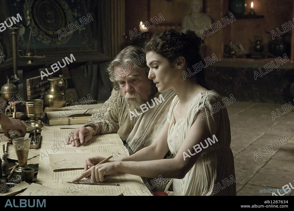 MICHAEL LONSDALE and RACHEL WEISZ in AGORA, 2009, directed by ALEJANDRO AMENABAR. Copyright CANAL+ ESPAÑA/ CINEBISS/HIMENOPTERO/MOD PRODUCCIONES.