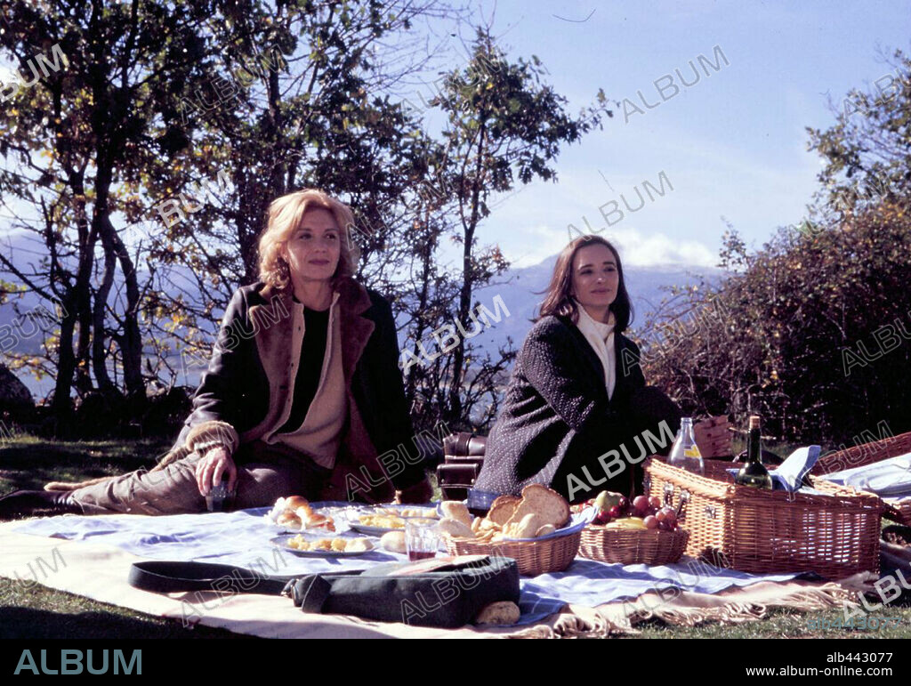 ANA TORRENT y MARISA PAREDES en UNA PRECIOSA PUESTA DE SOL, 2003, dirigida por ALVARO DEL AMO. Copyright EL PASO PRODUCCIONES.