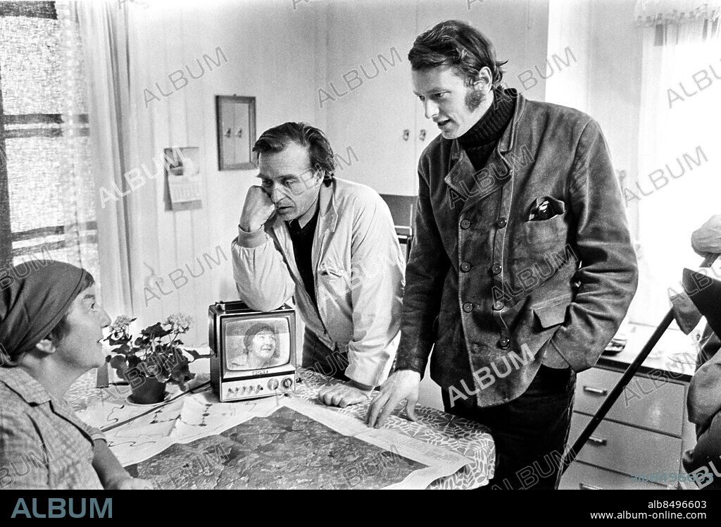 ÖDENÄS 1971-04.. Inspelning av HEM TILL BYN. TV-serie av Bengt Bratt i regi av Jackie Söderman.. Sänt första gången 1971-11-17.. Här ses från vänster skådespelerskan Märta Ternstedt, som Jenny Löfgren, regissören Jackie Söderman och dramatikern Bengt Bratt. Foto: Bo-Aje Mellin / RiR / SVT / Kod: 5600. Bild och reportage publ. i RiR 22/71 sid. 10-12. Reportage publ. i RiR 47/71 sid. 18-19.. RiR 20131 sv/v neg   . Handen i fickan.