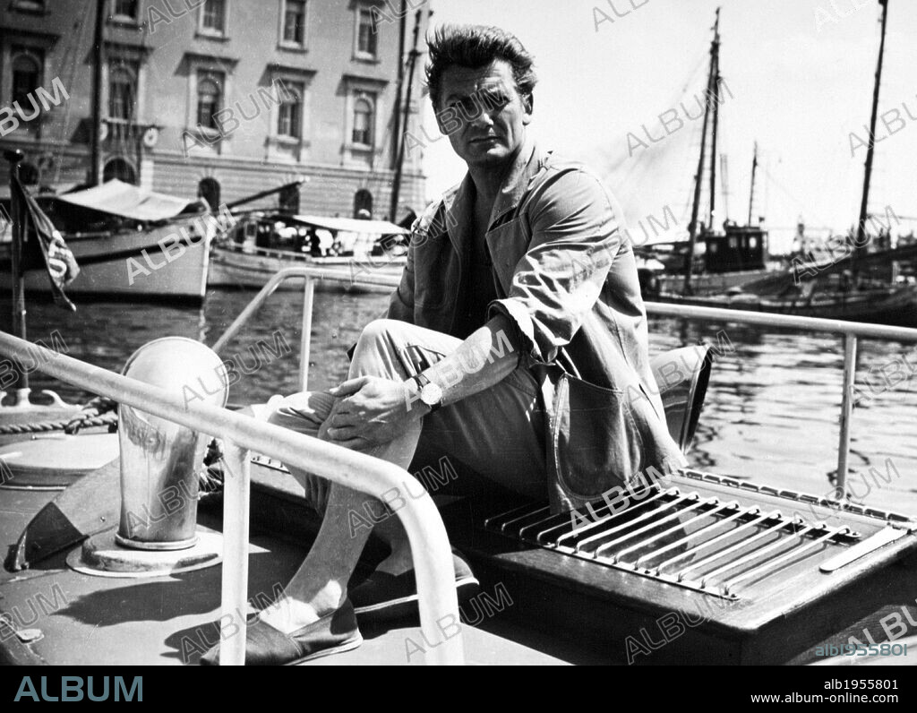 JEAN MARAIS dans GOUBBIAH, MON AMOUR, 1956. Copyright CONSORTIUM DE PRODUCTIONS DE FILMS.