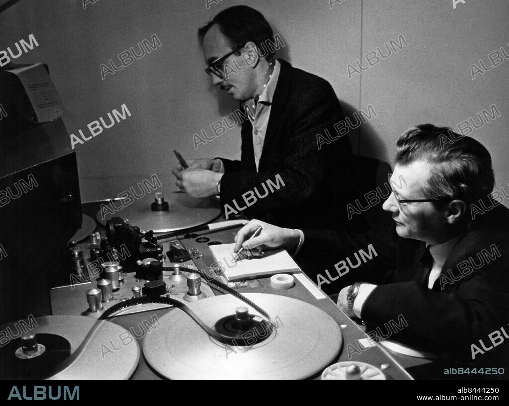 ARKIV 19610417.. Männen bakom TV-programmet Panorama vid klippbordet. Från vänster Ilgars Linde, TV-producent, och Henry Christensson, radio- och TV-man.. Foto: Ulf Stråhle / SVT / Kod: 5600. Bild publ. i RiR 19/61 och RiR 51/65.. Reportage publ. i RiR 19/61 inför Panorma.. RiR 15931 sv/v   . Mapp: TV- Diverse program Panorama L 22.