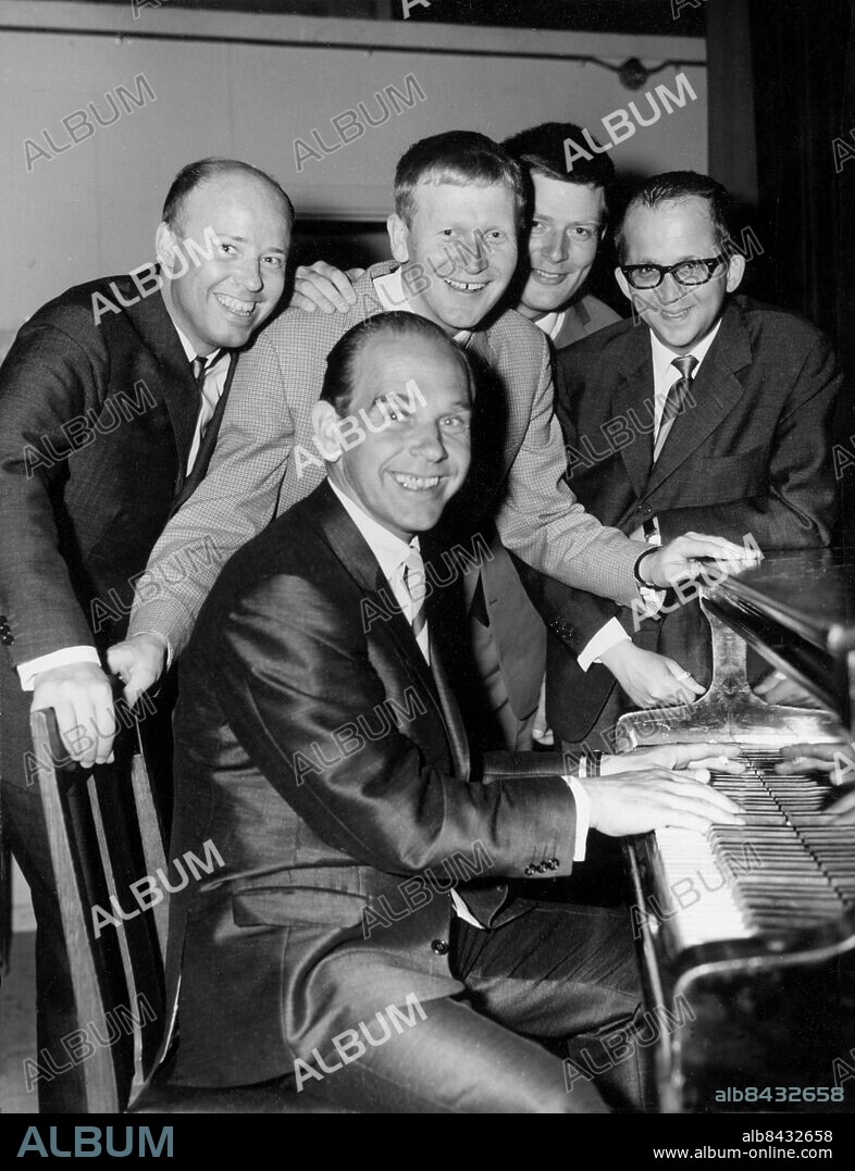 MALMÖ 1965-06.. Orig. bildtext... STJÄRNKOLLISION I FOLKETS PARK. Där Charlie Norman med Roffe Berg och Bengt Wittström kolliderade med Thore Skogman och hans dragspelare. Juni 1965 Anm. Leenden Pianon Spela CD545 persons: ROLF BERG;CHARLIE NORMAN;THORE SKOGMAN;BENGT WITTSTRÖM sites: MALMÖ;SVERIGE.