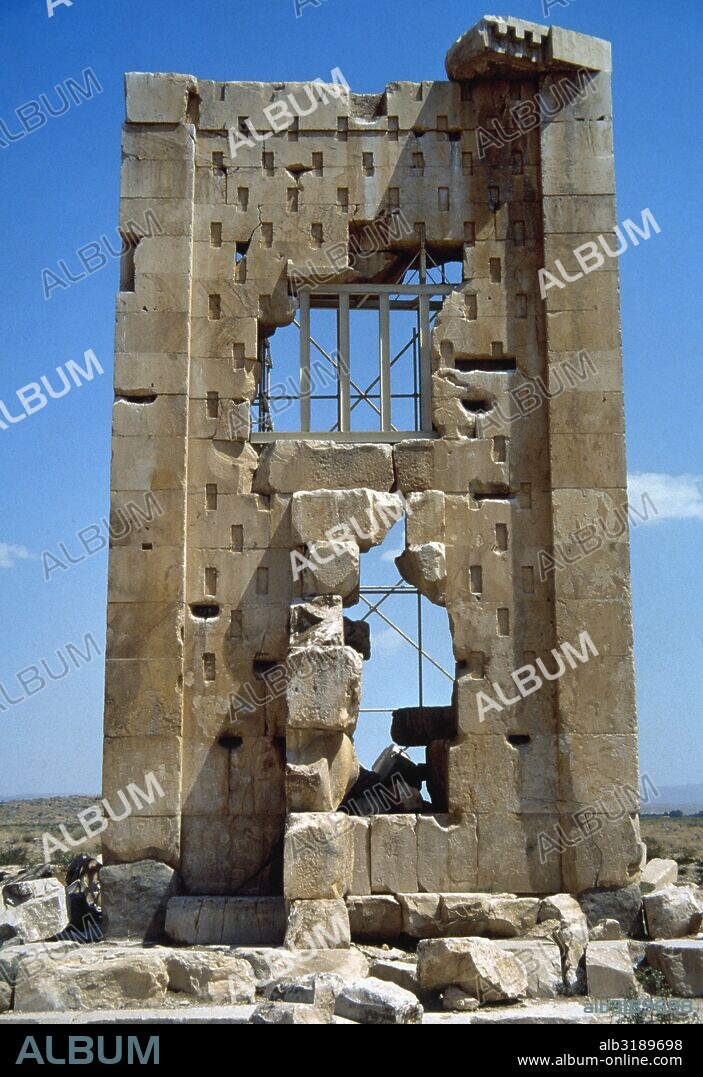 PASARGADA. Vista de la estructura del salón de entrada al complejo palatino de Ciro II "el Grande" (h.599-530 a.C.). La residencia real fue fundada por el monarca aqueménida tras vencer al rey meda Astiages hacia el año 550 a.C. Alrededores de SIVAND (Farsistán). República Islámica de Irán.