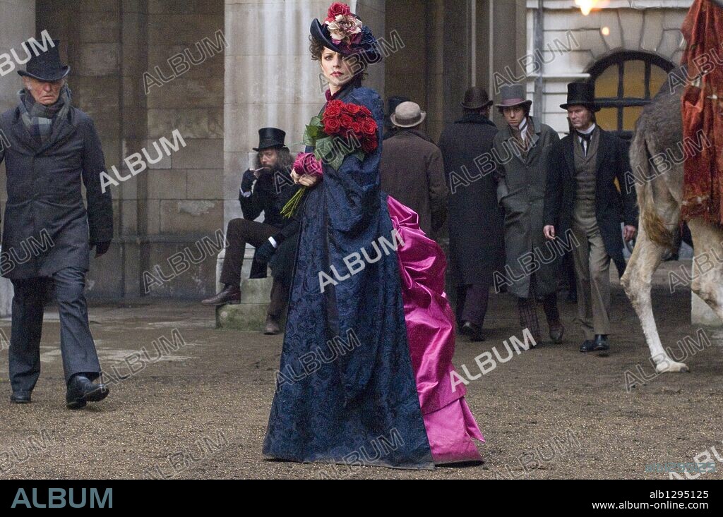 RACHEL MCADAMS and ROBERT DOWNEY JR in SHERLOCK HOLMES, 2009, directed by GUY RITCHIE. Copyright SILVER PICTURES / BAILEY, ALEX.
