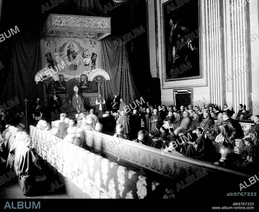 Julio 1926. Roma. Asamblea Solemne. Su Santidad el papa pío Xi Presidiendo el consistorio recientemente celebrado.