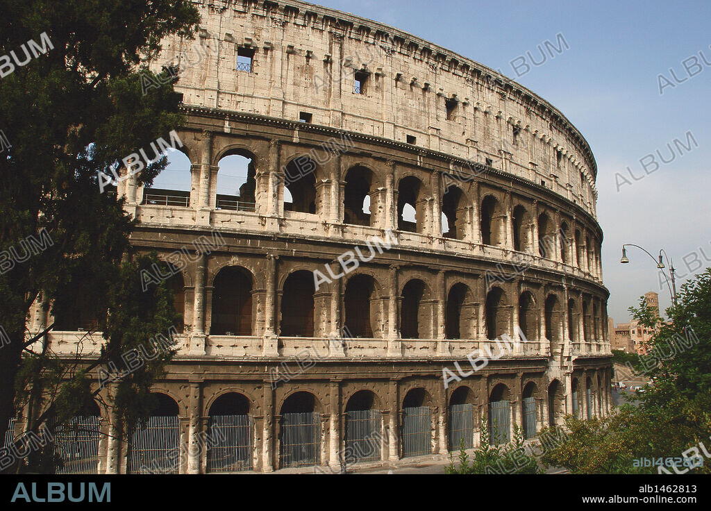ARTE ROMANO. ITALIA. COLISEO o Anfiteatro de Flaviano, su construcción fue iniciada en el año 72 por Vespasiano, su hijo Tito aumentó la estructura al añadirle cuatro plantas y lo inaguró en el año 80 con una serie de juegos. Tiene forma ovalada de 186 m. por 156 m. ROMA. Italia.