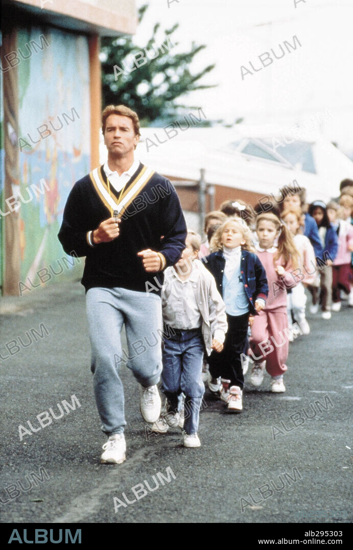 ARNOLD SCHWARZENEGGER en POLI DE GUARDERÍA, 1990 (KINDERGARTEN COP), dirigida por IVAN REITMAN. Copyright UNIVERSAL PICTURES.