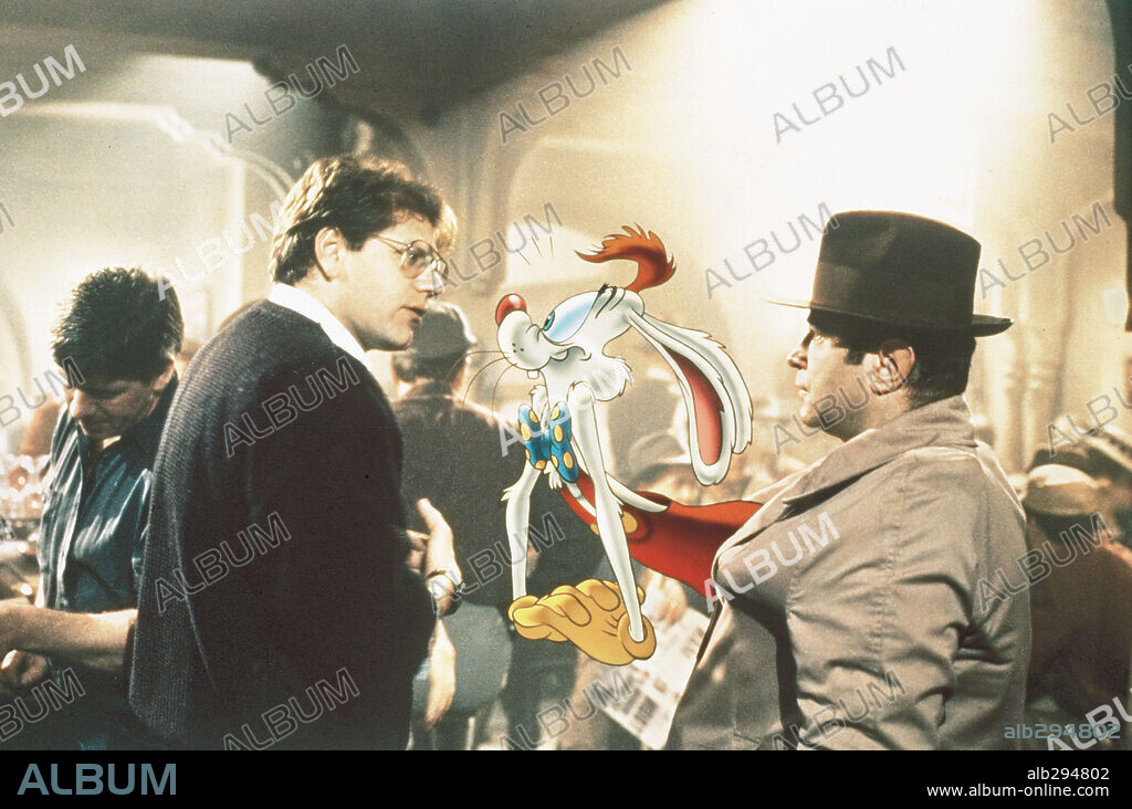 BOB HOSKINS y ROBERT ZEMECKIS en QUIEN ENGAÑO A ROGER RABBIT?, 1988 (WHO FRAMED ROGER RABBIT), dirigida por ROBERT ZEMECKIS. Copyright TOUCHSTONE/AMBLIN.