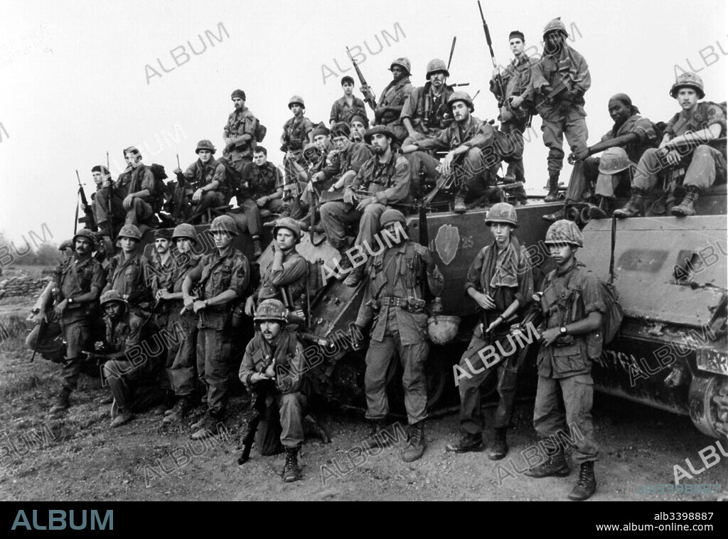 CHARLIE SHEEN, CHRIS PEDERSON, DALE DYE, DAVID NEIDORF, FOREST WHITAKER, FRANCESCO QUINN, JOHN C. MCGINLEY, JOHNNY DEPP, KEVIN DILLON, KIETH DAVID, MARK MOSES, PAUL SANCHEZ, REGGIE JOHNSON, RICHARD EDSON, TOM BERENGER, TONY TODD und WILLEM DAFOE in PLATOON, 1986, unter der Regie von OLIVER STONE. Copyright ORION PICTURES / FRANCISCO, RICKY.