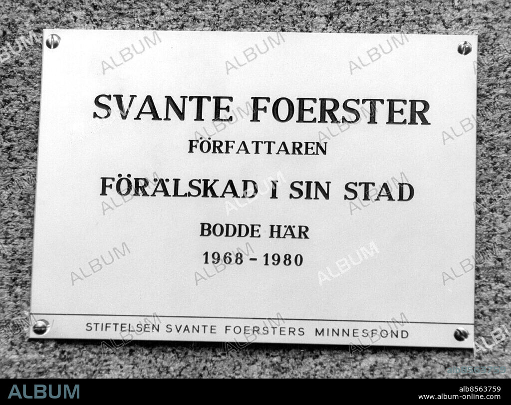 Stockholm 1983-06-17. Författaren Svante Foersters minnesskylt vid hans sista bostad på Kvarngatan 20. Foto: Kjell Dike / SvD / TT / kod 12014.
