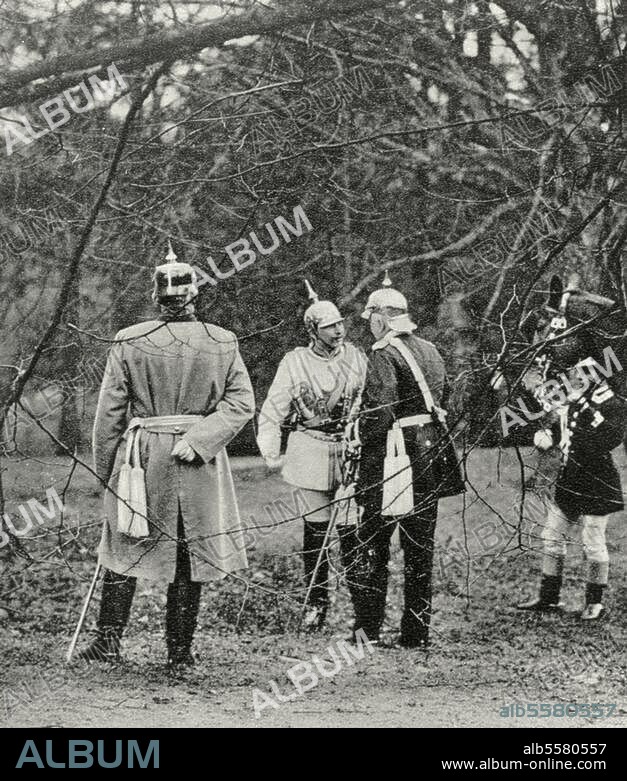 Wilhelm II (Friedrich Wilhelm Viktor Albert von Hohenzollern), 1859 - 1941, last German Emperor (Kaiser) and King of Prussia, ruling the German Empire and the Kingdom of Prussia from 15 June 1888 to 9 November 1918. Bismarck, Otto von, 1815-1898, German statesman. Emperor Wilhelm II, talking to Bismarck, Friedrichsruh, Germany. Photograph, 26th March 1895 (M.Ziesler).