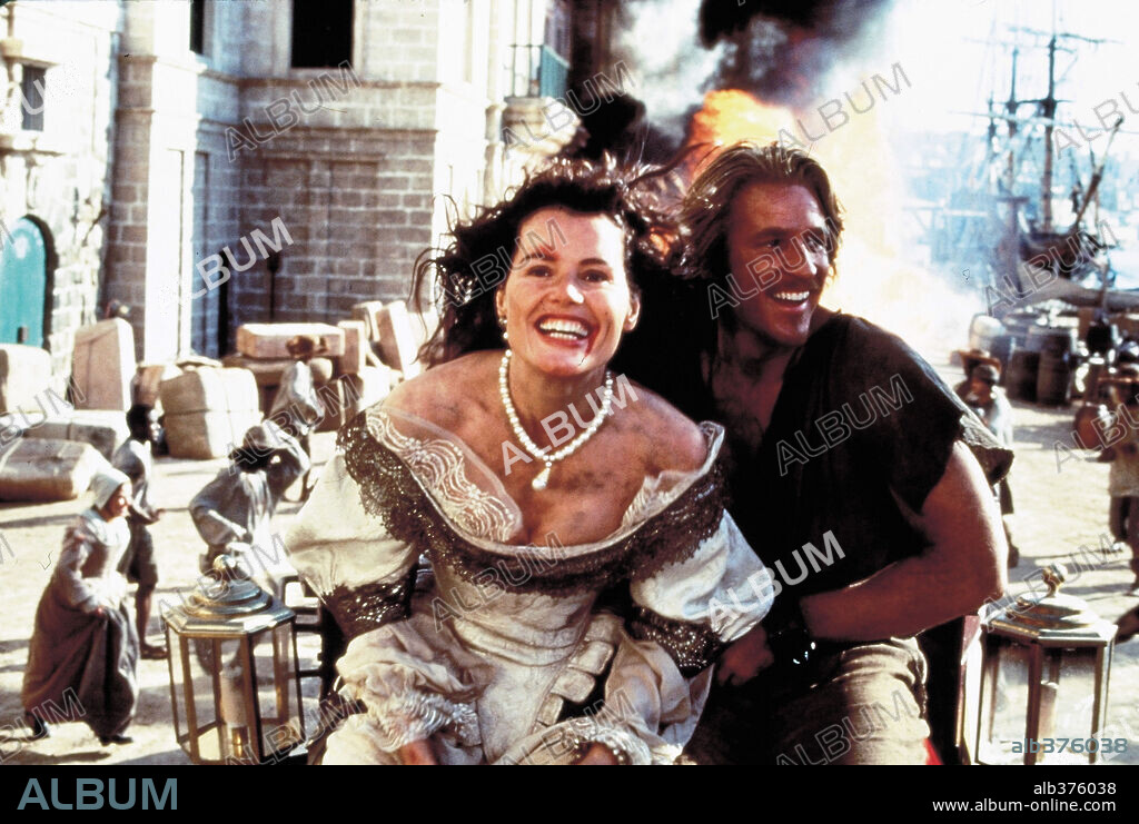 GEENA DAVIS y MATTHEW MODINE en LA ISLA DE LAS CABEZAS CORTADAS, 1995 (CUTTHROAT ISLAND), dirigida por RENNY HARLIN. Copyright CUTTHROAT PRODUCTIONS.