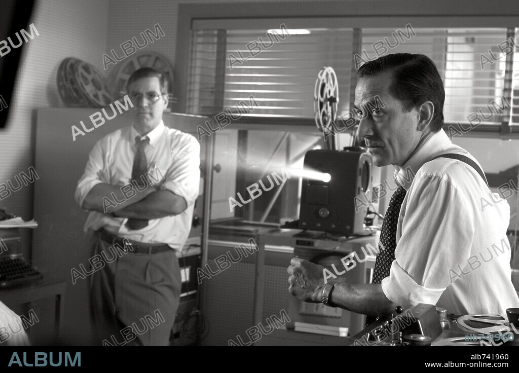 DAVID STRATHAIRN and GEORGE CLOONEY in GOOD NIGHT, AND GOOD LUCK, 2005, directed by GEORGE CLOONEY. Copyright WARNER INDEPENDENT PICTURES / GORDON, MELINDA SUE.