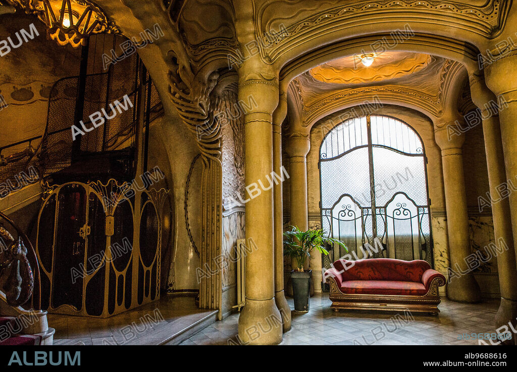Casa Sayrach, edificio situado en Barcelona y obra de Manuel Sayrach i Carreras de 1915. Fotografía del año 2016.
