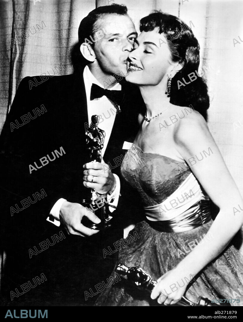 DONNA REED y FRANK SINATRA. 26ª Edición de los Premios Oscar (1954). Frank Sinatra premiado como mejor actor secundario por "De aquí a la eternidad". Donna Reed premiada como mejor actriz secundaria por "De aquí a la eternidad". 1954