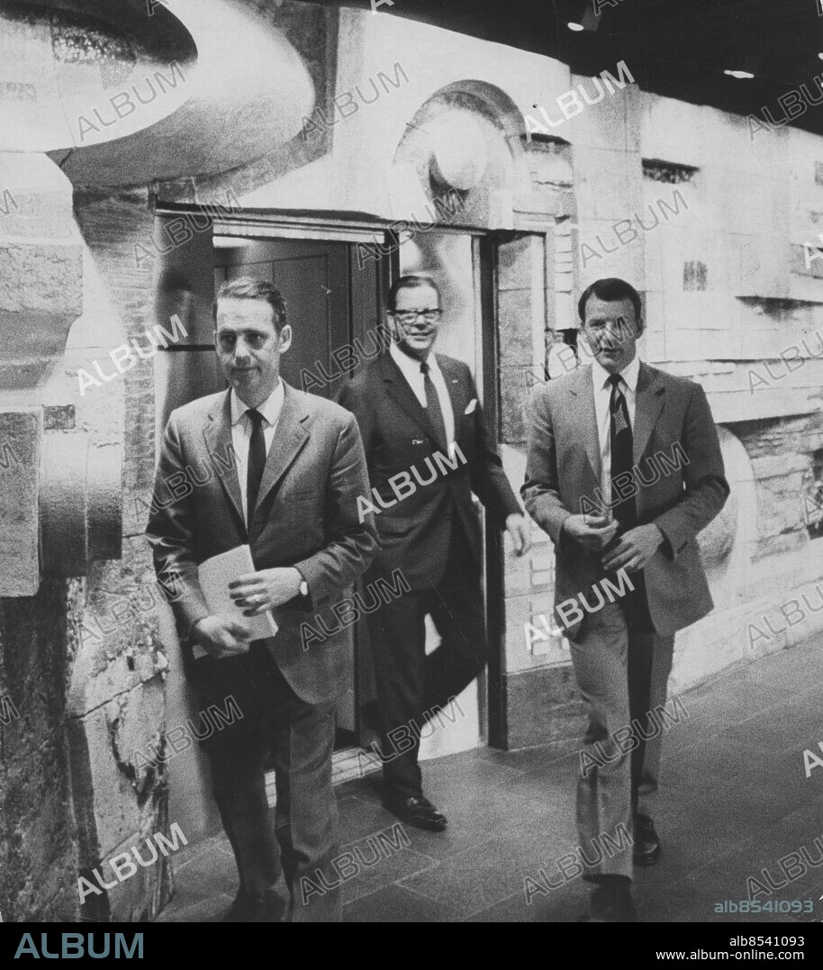 GÖTEBORG 1971-06-30.. Tv ekonomidirektör Gösta Renell tillsammans med chefen för Skövde-verken Harald Wiklund och Pehr G. Gyllenhammar. *** Local Caption *** GT Foto: Arne Alfredsson / Kamerareportage / TT / Kod: 2524.