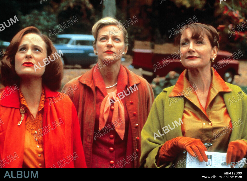 PATRICIA CLARKSON en LEJOS DEL CIELO, 2002 (FAR FROM HEAVEN), dirigida por TODD HAYNES. Copyright CLEAR BLUE SKY/JOHN WELLS/KILLER FILMS/ESTION EIGHT/VULCAN.