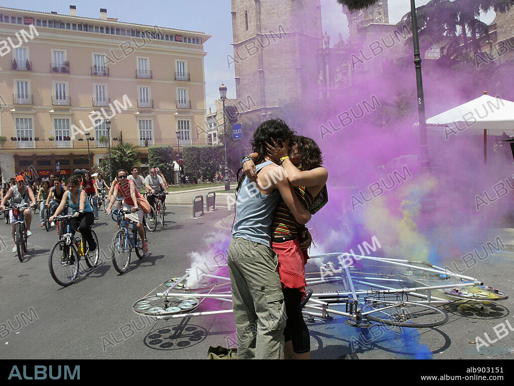 BARBARA LENNIE and JAVIER PEREIRA in LA BICICLETA, 2006, directed by SIGFRID MONLEON. Copyright WANDA FILMS.