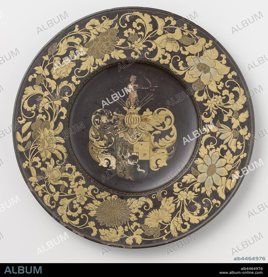 Decorative Dish Lacquerware wall plate with coat of arms Huydecoper, Plate with gilded lacquerware and colored lacquerware on black ground. The flat border is decorated with flowers and leaf vines in gold lacquer. In the middle the Huydecoper weapon with helmet and archer as helmet sign. The figure, turned to the right, is pink, bow and arrow show remnants of red. Around the shield and helmet arcanthus leaves in gold, dark gray and dirty white. The reverse side of the plate is orange, Joan Huydecoper van Maarseveen (I), anonymous, Japan, c. 1650 - c. 1660, wood (plant material), lacquer (coating), gilding (material), gilding, h 3.0 cm d 34.4 cm d 20.2 cm.